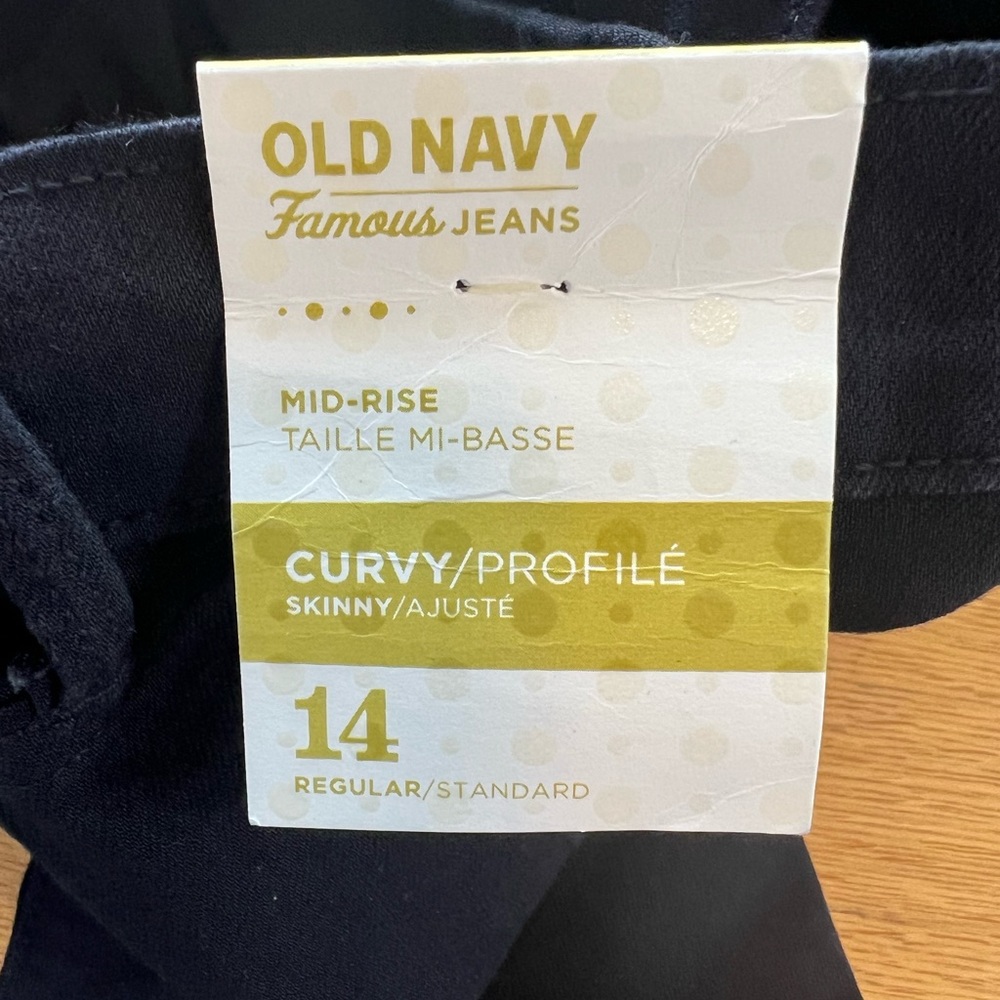 Old Navy Mid-Rise Curvy Skinny Black Jeans. NWT-New With Tags. Size 14 Regular